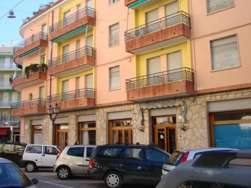 Hotel Mignon 50 Mt Dalla Spiaggia E Dall'Isola Pedonale Alassio Exterior photo