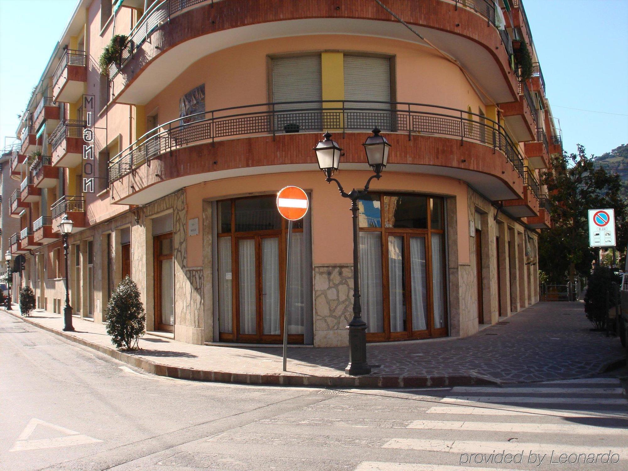 Hotel Mignon 50 Mt Dalla Spiaggia E Dall'Isola Pedonale Alassio Exterior photo
