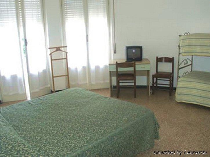 Hotel Mignon 50 Mt Dalla Spiaggia E Dall'Isola Pedonale Alassio Room photo